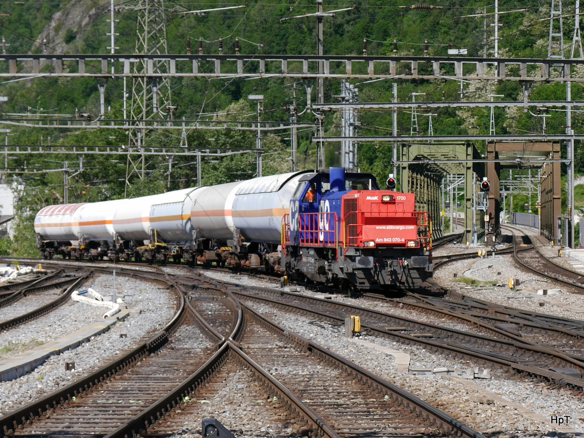 SBB - Am 843 070-4 mit Güterwagen bei der einfahrt im Bahnhof Brig am 18.05.2018