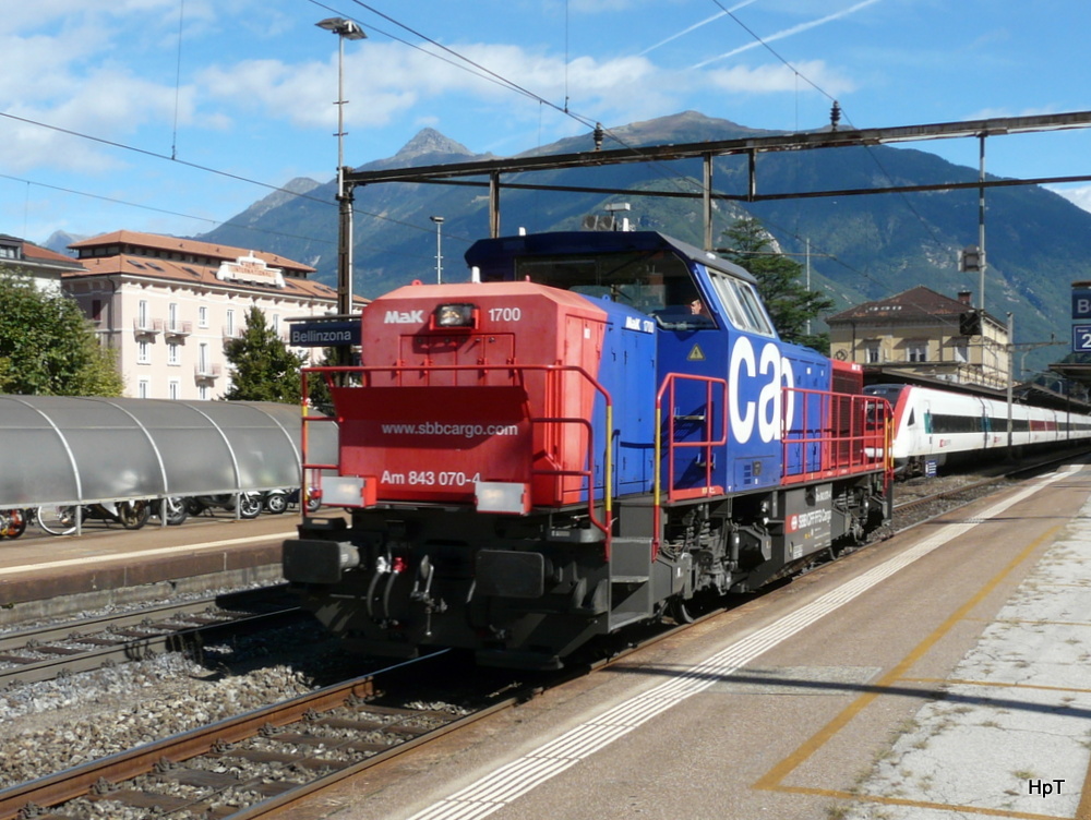 SBB - Am 843 070-4 bei der durchfahrt im Bahnhof Bellinzona am 18.09.2013