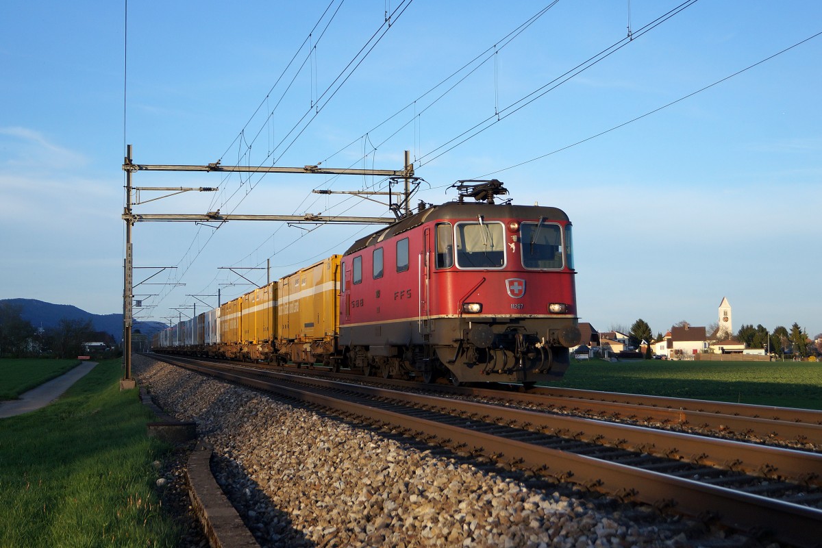 SBB: Am ersten Sommertag des Jahres 2015, dem 15. April ist diese Aufnahme des Containerzuges mit der Re 4/4 II 11267 um 19.22 h bei Niederbipp im allerletzten Abendlicht entstanden. Mit der Durchfahrt des letzten Wagens, war diese Fotostelle bereits voll im Schatten.
Foto: Walter Ruetsch