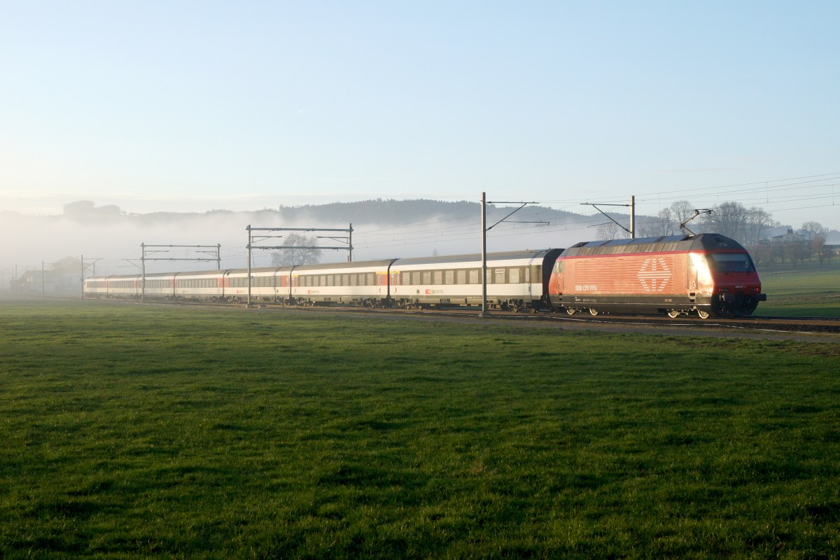SBB: Am Nachmittag des 17. Dezember 2015 schob die Re 460 077-1 während der Fahrt von Luzern nach Olten bei Egolzwil den stilreinen IR in den Nebel.
Foto: Walter Ruetsch