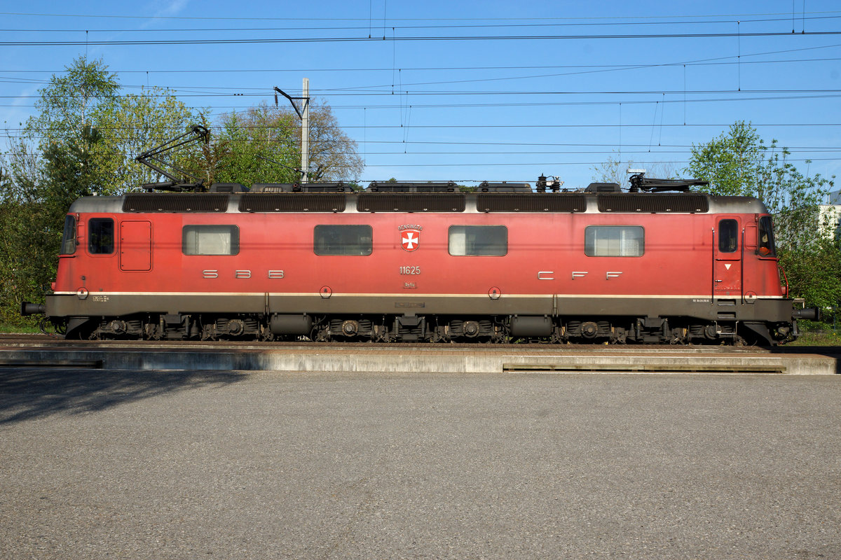 SBB: Am Samstag den 7. Mai 2016 brachte die Re 6/6 11625  OENSINGEN  einen langen Güterzug nach Gerlafingen. Vor der Rückfahrt als Lokzug kam es noch kurz zu einem Fotoshooting mit der SCHÖNEN SOLOTHURNERIN bei herrlichem Frühlingswetter.
Foto: Walter Ruetsch 