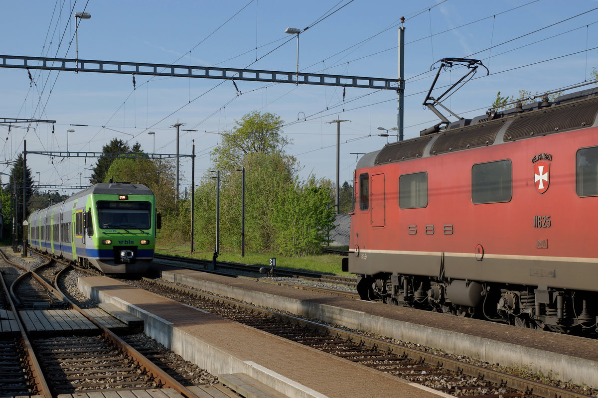 SBB: Am Samstag den 7. Mai 2016 brachte die Re 6/6 11625  OENSINGEN  einen langen Güterzug nach Gerlafingen. Vor der Rückfahrt als Lokzug kam es noch kurz zu einem Fotoshooting mit der SCHÖNEN SOLOTHURNERIN bei herrlichem Frühlingswetter.
Foto: Walter Ruetsch 