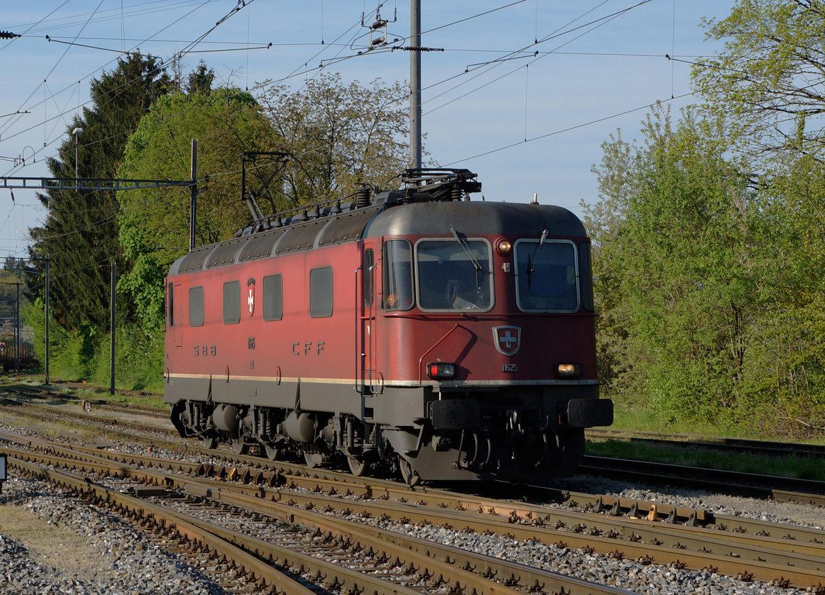 SBB: Am Samstag den 7. Mai 2016 brachte die Re 6/6 11625  OENSINGEN  einen langen Güterzug nach Gerlafingen. Vor der Rückfahrt als Lokzug kam es noch kurz zu einem Fotoshooting mit der SCHÖNEN SOLOTHURNERIN bei herrlichem Frühlingswetter.
Foto: Walter Ruetsch 