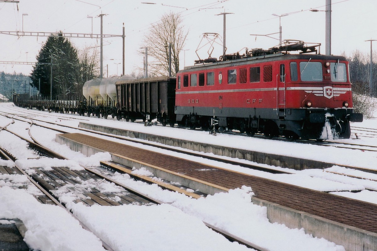 SBB: An einem Wintertag im Jahre 1997 stand die Ae 6/6 11422  Kanton Vaud  mit einem Güterzug in Gerlafingen zur Abfahrt nach Solothurn bereit.
Foto: Walter Ruetsch  