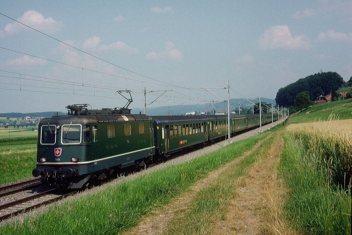 SBB: Anfangs der 90er-Jahre wurde bei Schönbühl verewigt:
Schnellzug von Bern-Biel mit einer Re 4/4 II 11325.
Foto: Walter Ruetsch