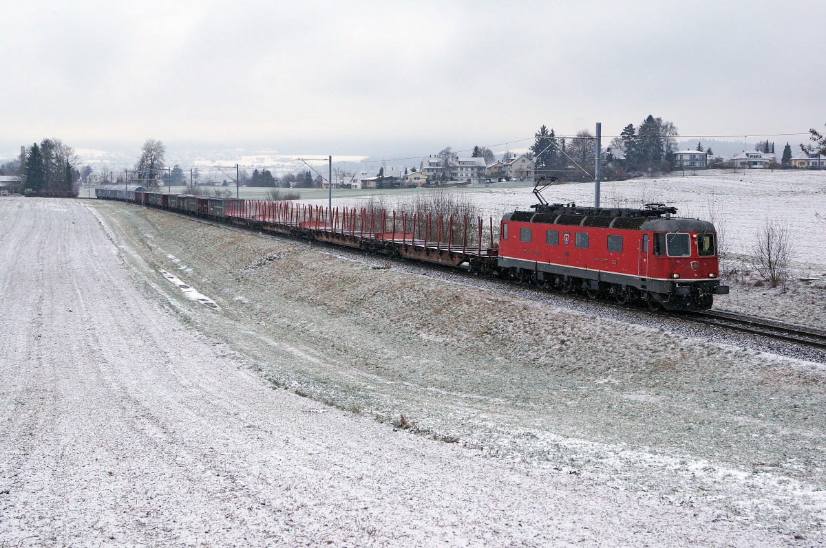 SBB: Auch am 26. Januar 2015 hat sich der Winter noch nicht aus der Region Solothurn verabschiedet. Re 6/6 11621  TAVERNE-TORICELLA  mit dem morgendlichen Güterzug zwischen Solothurn und Biberist.
Foto: Walter Ruetsch