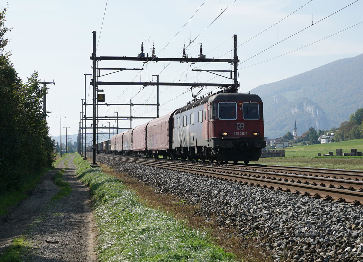 SBB: Aufnahmen der anderen Art von Güterzügen.
Re 620 055-4 Cossonay im Gegenlicht bei Oensingen am 29. September 2017.
Foto: Walter Ruetsch