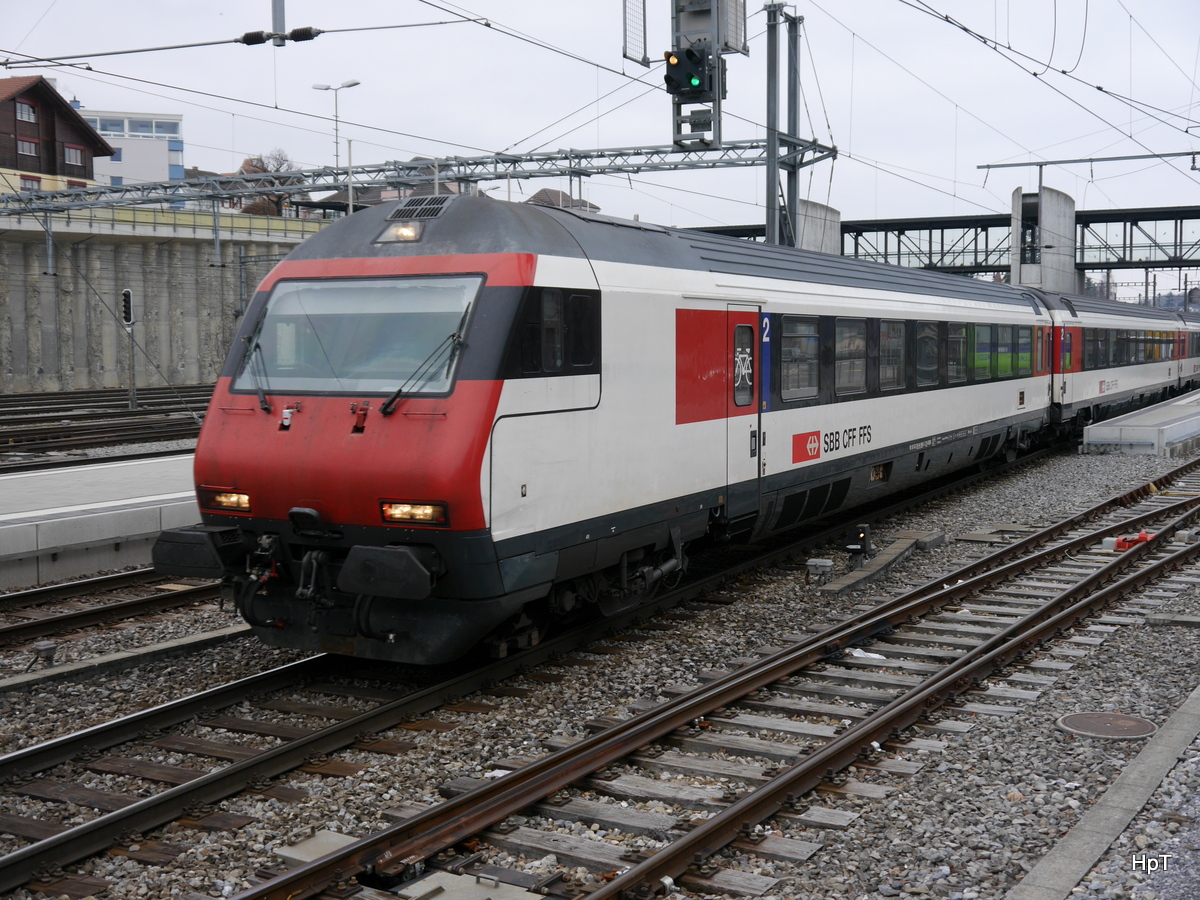 SBB - Ausfahrender IC nach Interlaken mit dem Steuerwagen Bt 50 85 28-94 986-2 an der Spitze im Bahnhof Spiez am 25.02.2018