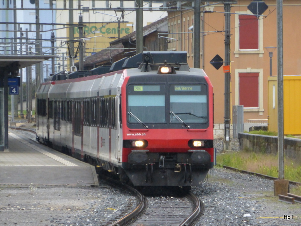 SBB - Ausfahrender RE nach Biel an der Spitze der Steuerwagen ABt 50 85 39-43 852-5 im Bahnhof Porrentruy am 31.08.2014