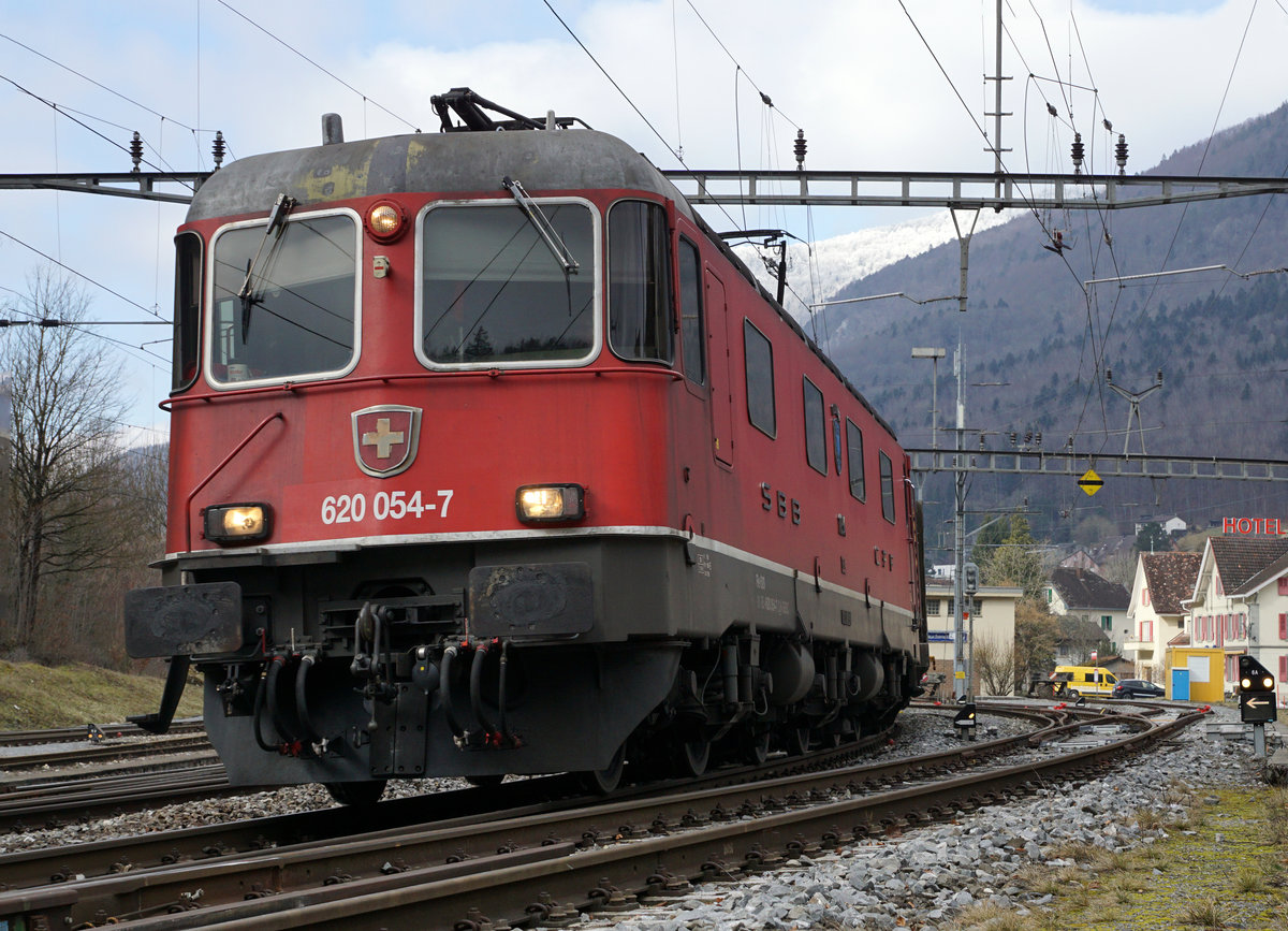 SBB: Ausfahrt Reuchenette Péry der Re 620 054-7 Villeneuve mit einem Holzzug. Hier handelt es sich um einen Bildausschnitt Fotoshop. Fotostandort Strassenrand.
Foto: Walter Ruetsch