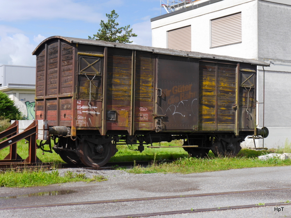 SBB - Ausrangierter Güterwagen vom Typ Gklm-v 42 85 114 5 103-4 abgestellt in Rothenburg an der Strecke Olten - Luzern am 24.08.2014