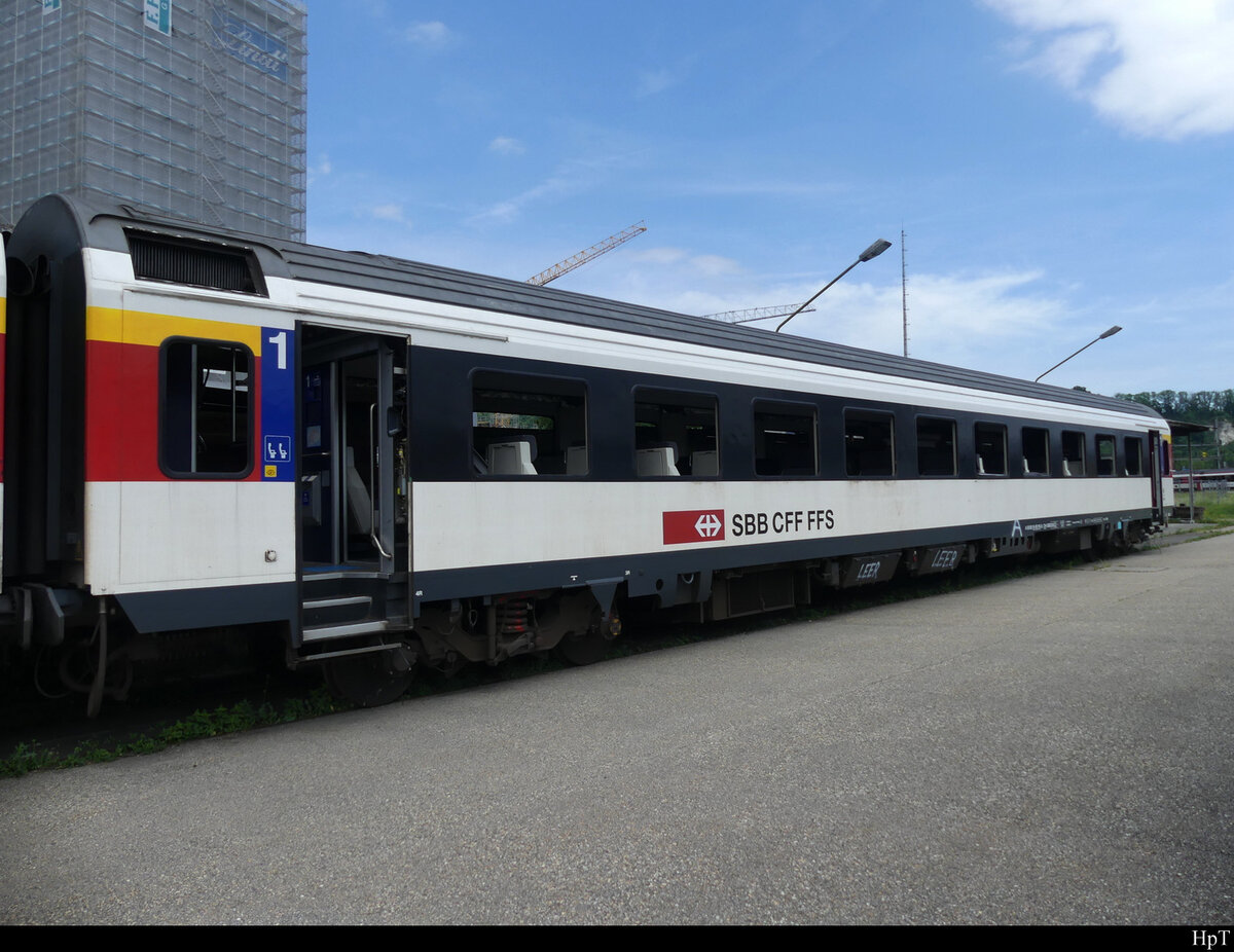 SBB - Ausrangierter Personenwagen 1 Kl. A 50 85 10-95 110-8 abgestellt in Olten am 21.05.2022