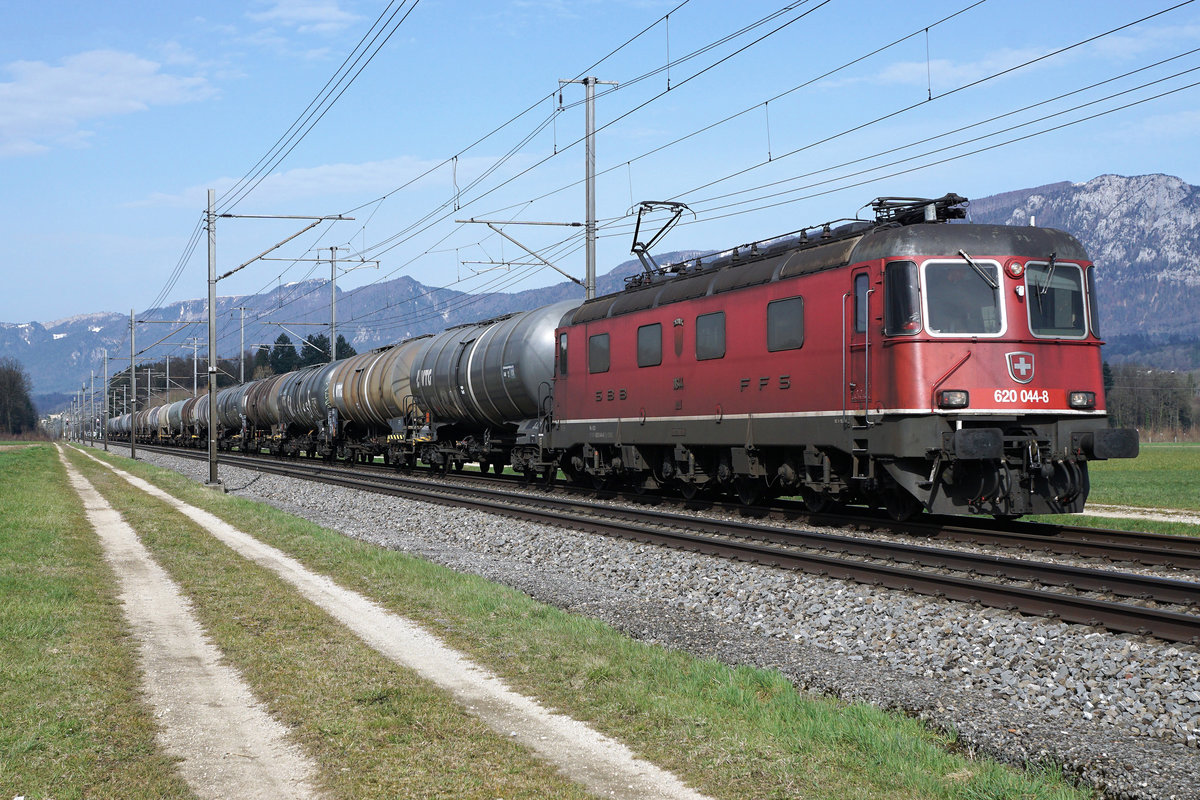 SBB: Bahnalltag bei SBB CARGO.
Sämtliche Aufnahmen sind am 3. April 2018 bei Deitingen entstanden.
Kesselwagenzug mit der 620 044-8  Laufen .
Foto: Walter Ruetsch