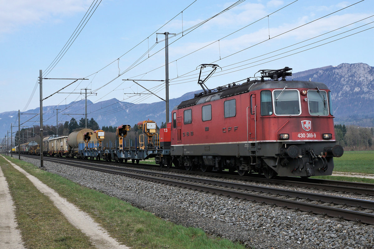 SBB: Bahnalltag bei SBB CARGO.
Sämtliche Aufnahmen sind am 3. April 2018 bei Deitingen entstanden.
Nebst den Typen Re 420 und  Re 421 konnte mit etwas Fotografenglück auch noch die dritte Serie im Bunde, vertreten durch die Re 430 369-9 mit einem langen gemischten Güterzug verewigt werden.
Foto: Walter Ruetsch