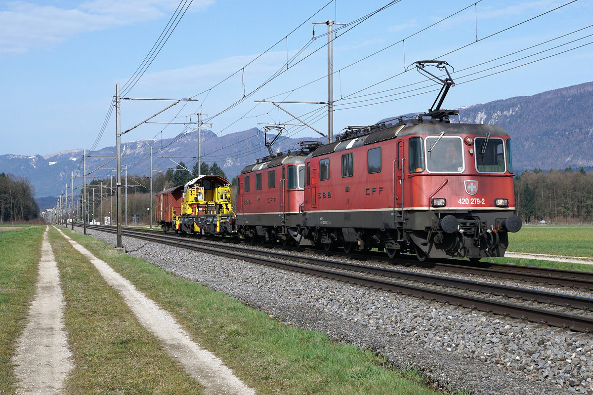 SBB: Bahnalltag bei SBB CARGO.
Sämtliche Aufnahmen sind am 3. April 2018 bei Deitingen entstanden.
Überfuhrzug mit einer Doppeltraktion Re 420. An der Spitze des Zuges eingereiht war die Re 420 279-9.
Foto: Walter Ruetsch