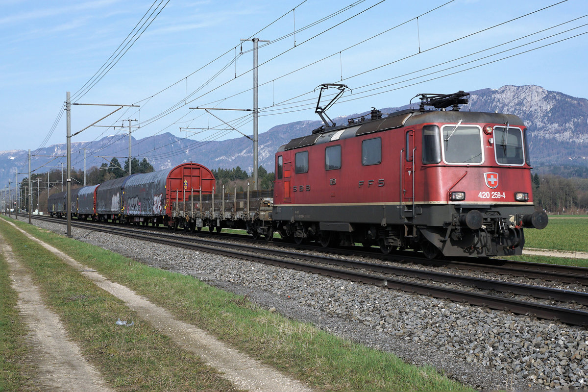 SBB: Bahnalltag bei SBB CARGO.
Sämtliche Aufnahmen sind am 3. April 2018 bei Deitingen entstanden.
Kurzgüterzug mit der Re 420 259-4.
Foto: Walter Ruetsch