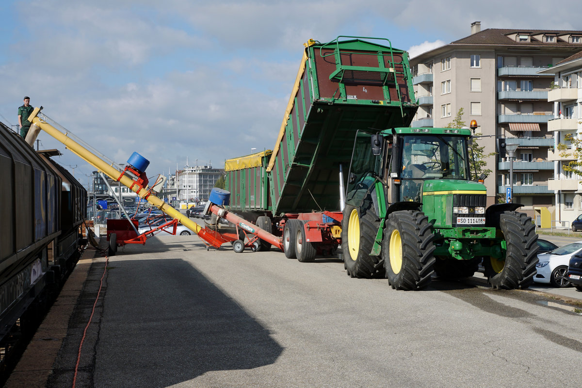 SBB: BAHNALLTAG:
Verladen von Getreide (Weizen) auf die Bahn in Solothurn-HB am 20. September 2017.
Anmerkung zu dieser Aufnahme: Der Landwirt ist mit der Veröffentlichung einverstanden.
Foto: Walter Ruetsch