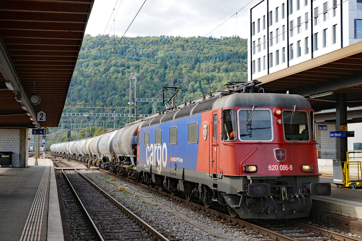 SBB: Bahnhofsdurchfahrt Biel eines Vigier Cementzuges von Reuchenette Péry mit der Re 620 086-9 Hochdorf am 4. September 2017.
Foto: Walter Ruetsch 