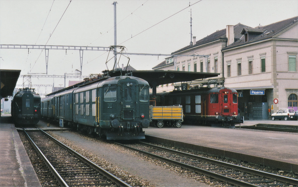 SBB: BAHNHOFSIDYLLE PAYERNE IM MÄRZ 1994.
Zum Zeitpunkt dieser Aufnahme mit Regionalzügen nach Lausanne und Lyss, geführt mit Re 4/4 I sowie nach Yverdon mit einem BDe 4/4 - Pendel.
Foto: Walter Ruetsch