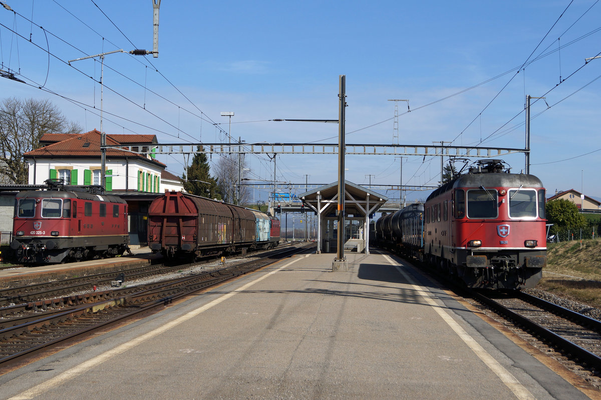 SBB: Bahnhofszene Chavornay vom 14. März 2017.
Zufallsaufnahme der Güterzugsdurchfahrt mit der Re 6/6 11639 Murten, der abgestellten auf den nächsten Einsatz wartenden Re 420 325-3 sowie der Ankunft von einem Kurzgüterzug mit einer nicht erkennbaren Re 4/4 II.
Foto: Walter Ruetsch
