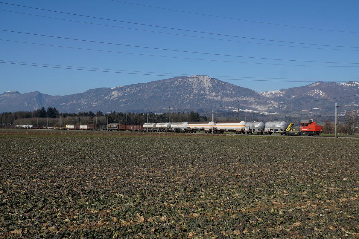 SBB Baudienst Tm 234 als  Zugsschluss  eines langen Güterzuges bei Deitingen am 18. Februar 2019.
Foto: Walter Ruetsch