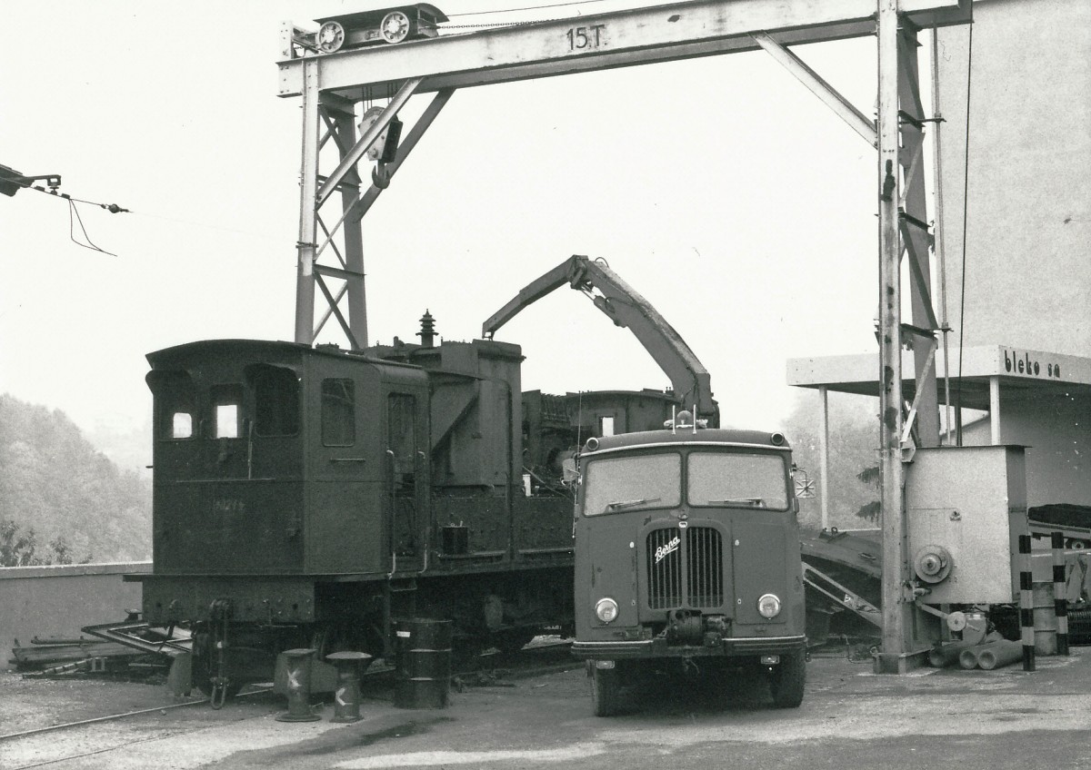 SBB: Bei der Ae 3/5 handelte es sich um eine Schnellzuglok für Flachlandstrecken. Gebaut wurden in den Jahren 1922-1925 25 Stück. Ausgemustert und abgebrochen wurden sie in den Jahren 1979-1985. Mit Hilfe eines BERNA-KRAN-LASTWAGEN wurde im Frühling 1983 in Orbe auf dem Endbahnhof der OC die Verschrottung einer Ae 3/5 mit unbekannter Nummer unter freiem Himmel verewigt.
Laut dem Betrachter Herrn Martin Wicki dürfte es sich um die am 30.06.1982 ausrangierte Ae 3/5 10214 handeln. Wenn man genau schaut ist diese Nummer auf jedenfall am Kasten mit Kreide angeschrieben.
1983 war das Schicksalsjahr aller Ae 3/5. Verschwanden doch sämtliche Loks ausser der historischen 10217 bis 31.05.1983 von der Bildfläche.
Foto: Walter Ruetsch