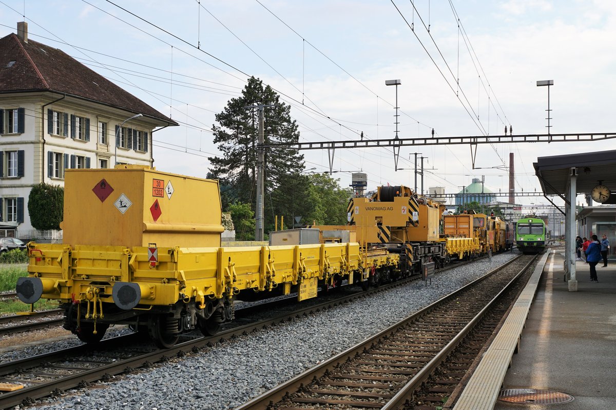 SBB: Bei einem Zwischenhalt in Aarberg wurde am 17. Mai 2018 die Re 4/4 III 430 358-2 mit einem Bauzug beobachtet.
Im Hintergrund erkennbar ist die Zuckerfabrik Aarberg.
Foto: Walter Ruetsch