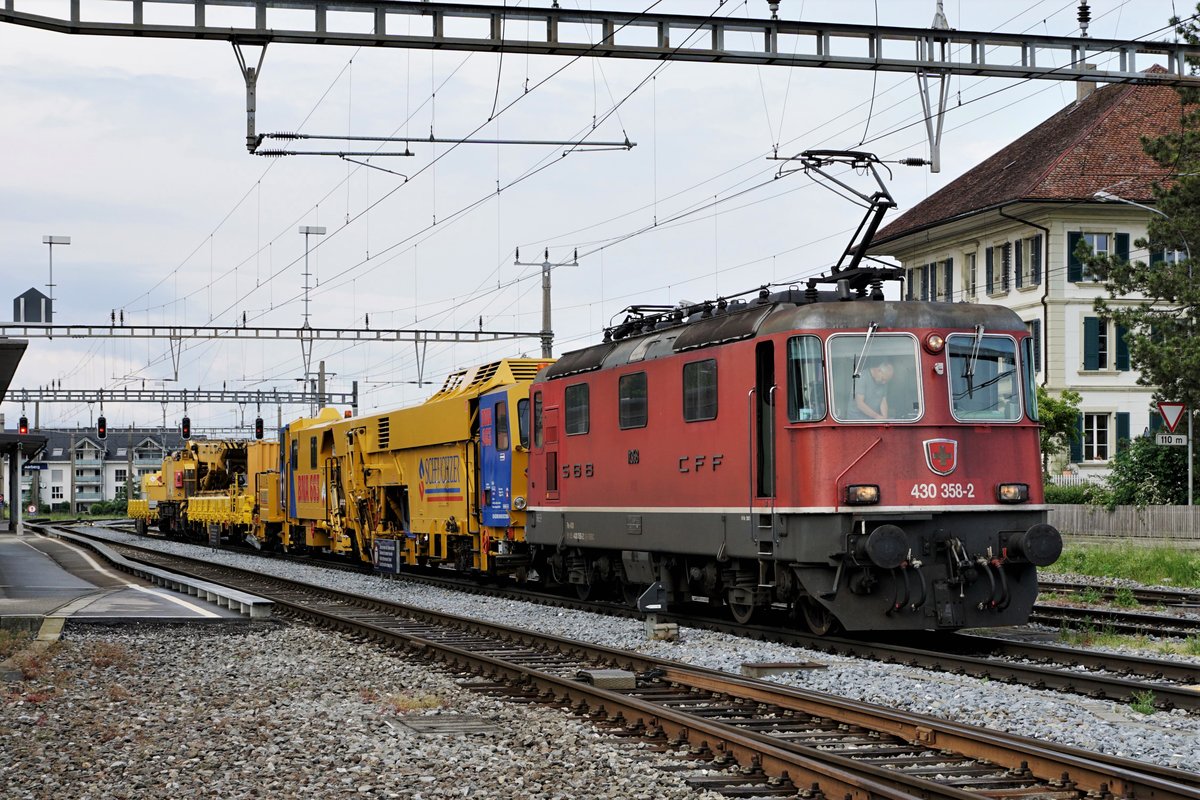 SBB: Bei einem Zwischenhalt in Aarberg wurde am 17. Mai 2018 die Re 4/4 III 430 358-2 mit einem Bauzug beobachtet.
Foto: Walter Ruetsch