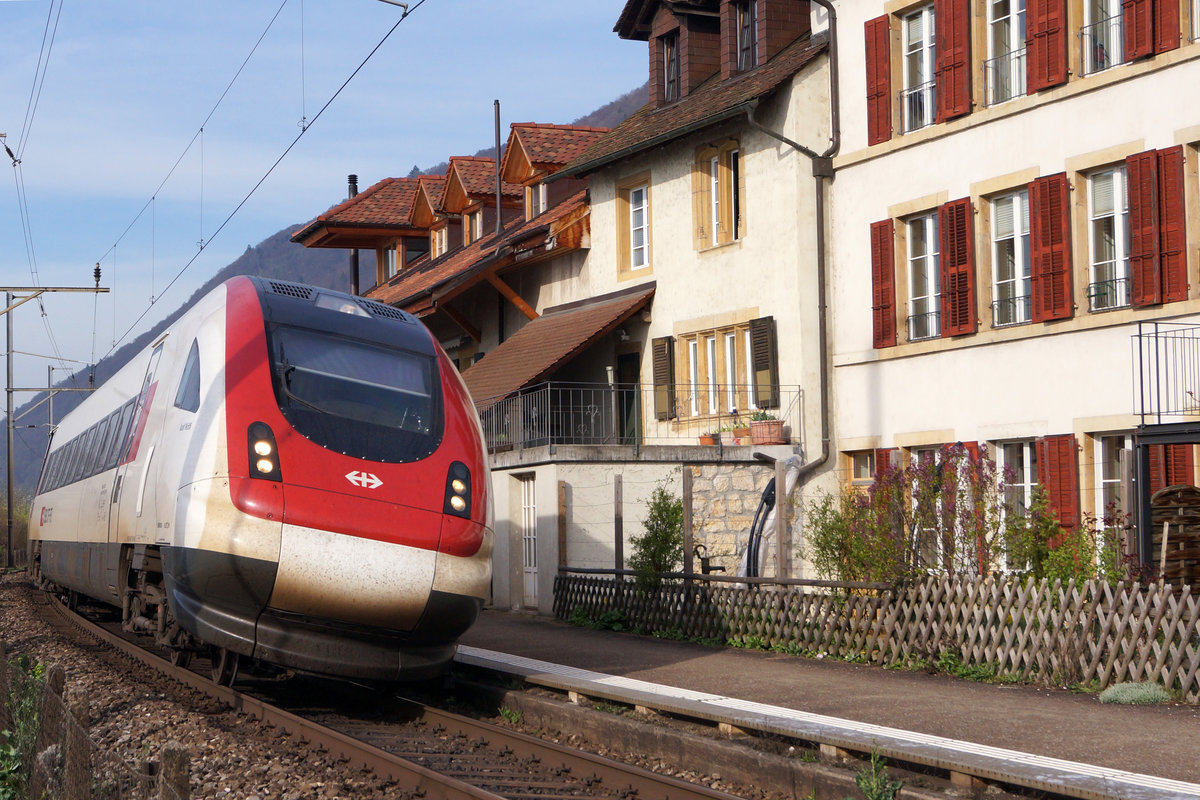 SBB: Bei hoher Geschwindigkeit und nahe an den Wohnhäusern vorbei legte sich am 31. März 2017 ein ICN Neigezug auf der einspurigen Strecke bei Ligerz in die Kurve.
Foto: Walter Ruetsch 