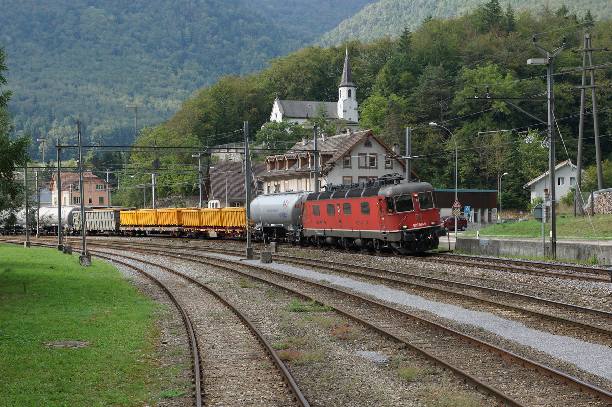 SBB: Bei den von SLM/BBC/SAAS gebauten Lokomotiven vom Typ Re 620/Re 6/6, die in den Jahren 1972 bis 1980 in Betrieb gesetzt wurden, handelt es sich noch heute um die schönsten Lokomotiven der SBB. Bei den vielen Eisenbahnfreunden sind sie als ORIGINAL wie auch als MODELL sehr beliebt. Leider ist die ursprüngliche Serie 11601 bis 11689 während den letzten Jahren etwas geschrumpft. Die Bilder der Re 620 010-9  Spreitenbach  und Re 620 042-2  Monthey  sind am 21. und 22. September 2016 im Berner Jura entstanden.
Foto: Walter Ruetsch   