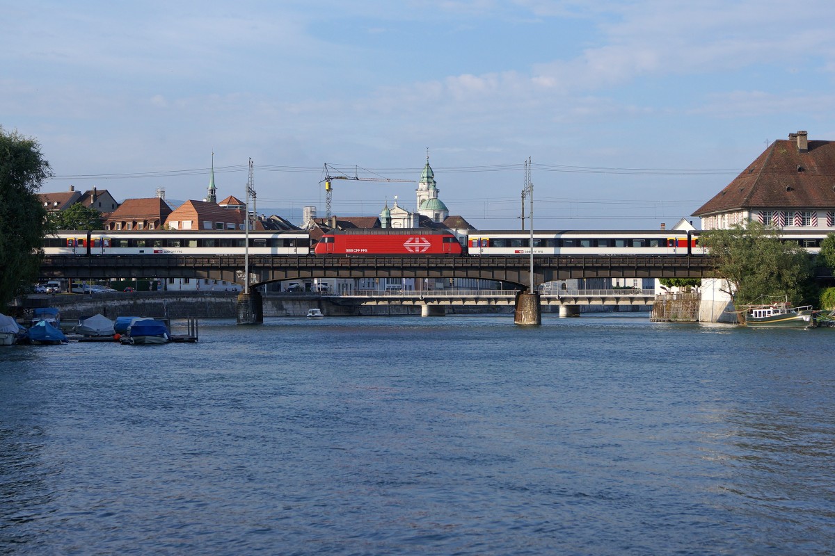 SBB: Beim abendlichen IR 2130 Konstanz-Biel verkehrt die Re 460 in Solothurn als Zwischenlok, da dieser Zug ab Zürich-HB mit fünf Bpm REFIT verstärkt wird. Die Aufnahme ist am 10. Juni 2015 vor der Kulisse der St. Ursen Kathedrale, dem Warzeichen von der Ambassadoren-Stadt Solothurn entstanden.
Foto: Walter Ruetsch