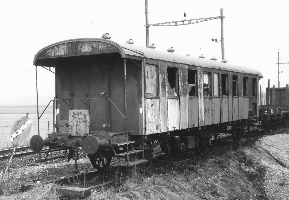 SBB: Bereits in den 70-iger Jahren stellte die SBB ausrangierte Personenwagen in Arch ab. Im Vergleich zu den Gästezugwagen der Brauerei Feldschlössen (ehemals SBB) hat dieser Wagen drei Achsen. (Siehe eingestelltes Bild vom 12. Mai 2016)  
Foto: Walter Ruetsch