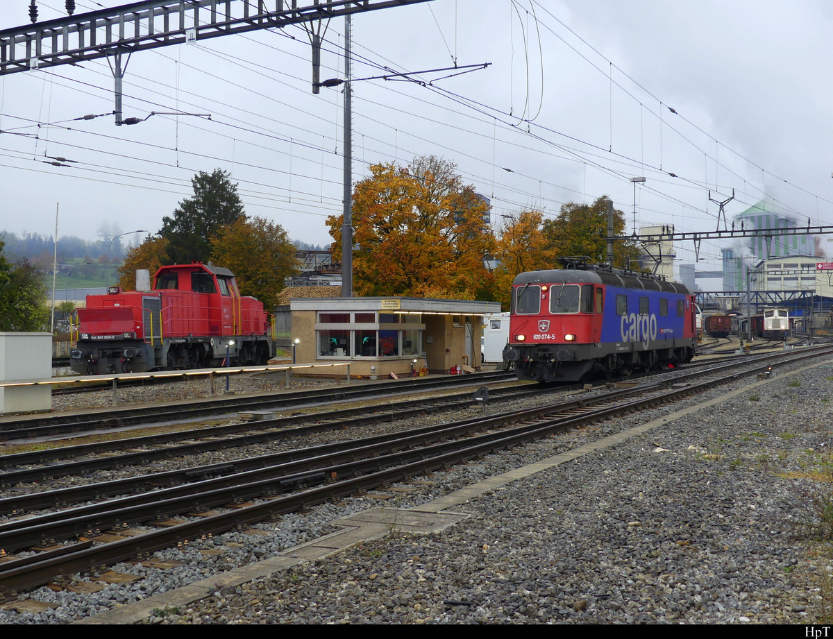 SBB - Bhf. Aarberg mit Re 6/6 620 074-5 und MFAG Rangierlok Am 841  sowie eine Sersa Rangierlok Tm 232 für den Einsatz in der Zuckerrübenfabrik in Aarberg am 30.10.2021