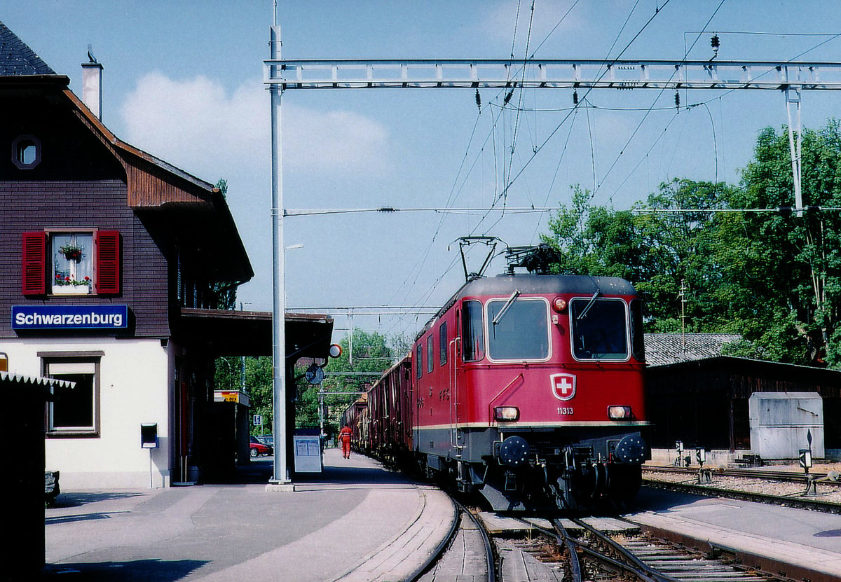 SBB: Bis in die 90er-Jahre verkehrten auf der GBS Güterzüge. Im Juli 1992 wartete die Re 4/4 II 11313 mit ihrem gemischten Güterzug in Schwarzenburg auf die Abfahrt nach Bern.
Foto: Walter Ruetsch