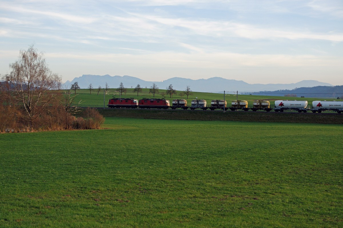 SBB: Blockgüterzüge mit Re 4/4-Doppeltraktionen im Luzerner-Hinterland bei herrlicher Herbstsonne und beim Einbruch der Dämmerung fotografiert am 10. November 2015. Cementzug mit zwei Re 4/4 beim Passieren des Wauwilersees. 
Foto: Walter Ruetsch