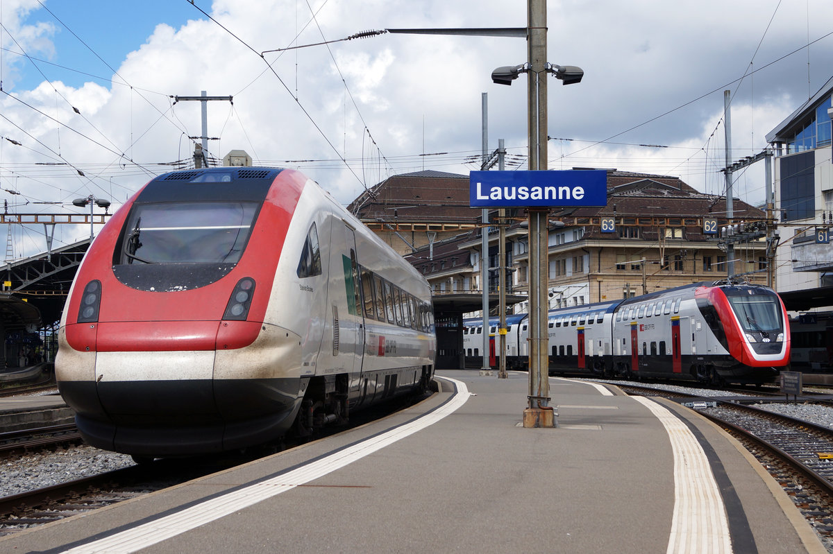 SBB: BOMBARDIER-GENERATIONEN-TREFFEN 
im Bahnhof Lausanne mit RABDe 500 ICN und RABe 502 TWINDEXX am 20. Mai 2017.
Foto: Walter Ruetsch