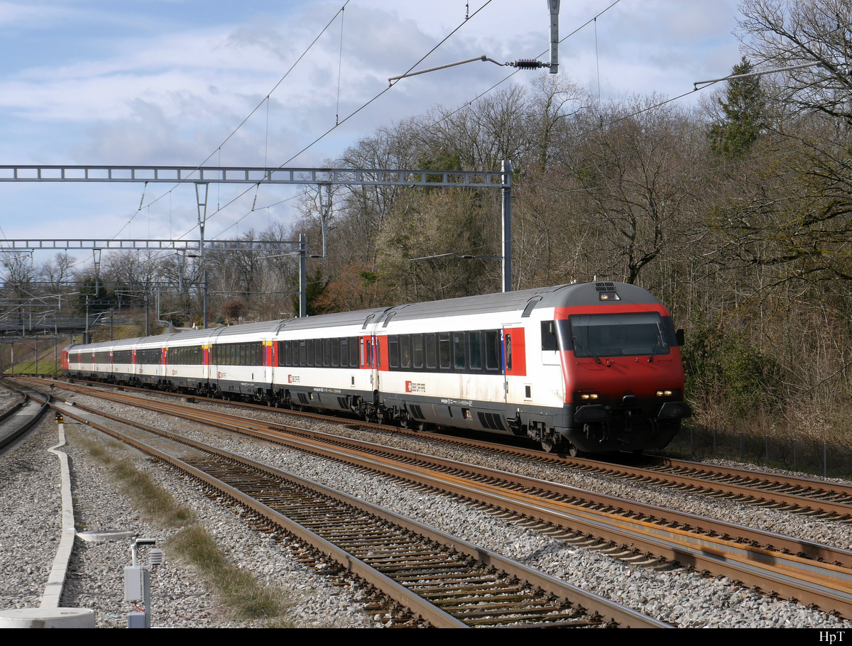 SBB - Bt 50 85 28-94 936 an der Front eines IR nach Brig bei der durchfahrt im Bahnhof von Mies am 06.03.2020