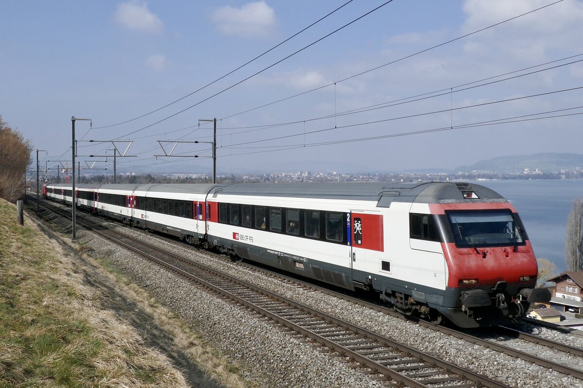 SBB Bt 50 85 28-94 975-5 mit einem IC Zusatzzug nach Brig, am 4.3.23 bei Einigen.