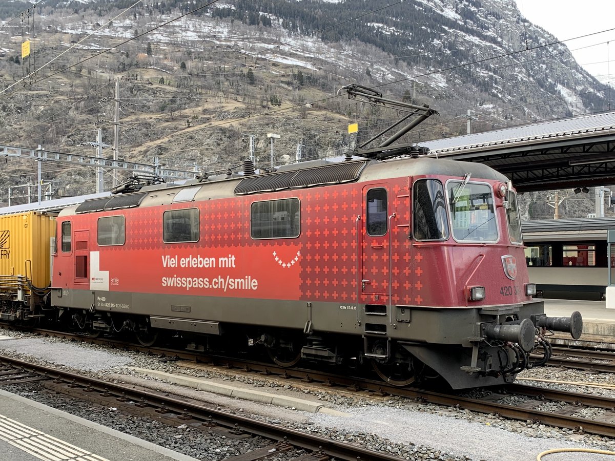 SBB C Re 420 345 SwissPass Smile Werbung am 15.2.21 im Bahnhof Brig.