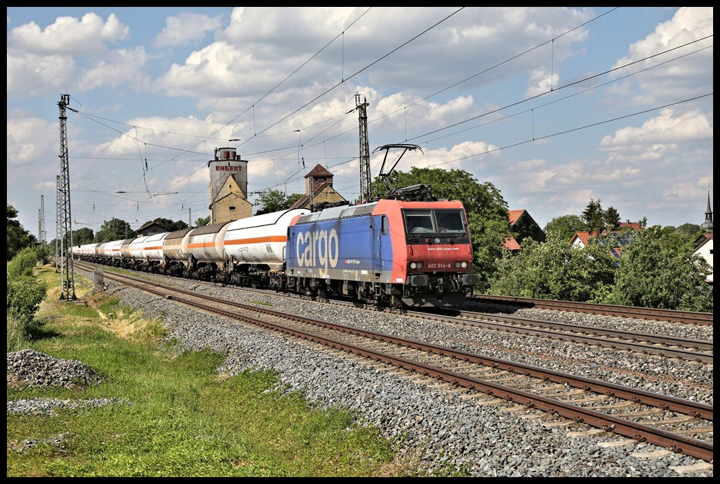 SBB Carbo 482014-8 durchfährt hier am 1.6.2022 um 16.21 Uhr mit einem Kesselwagen Zug den ehemaligen Bahnhof Herrenberchtheim in Richtung Ansbach.