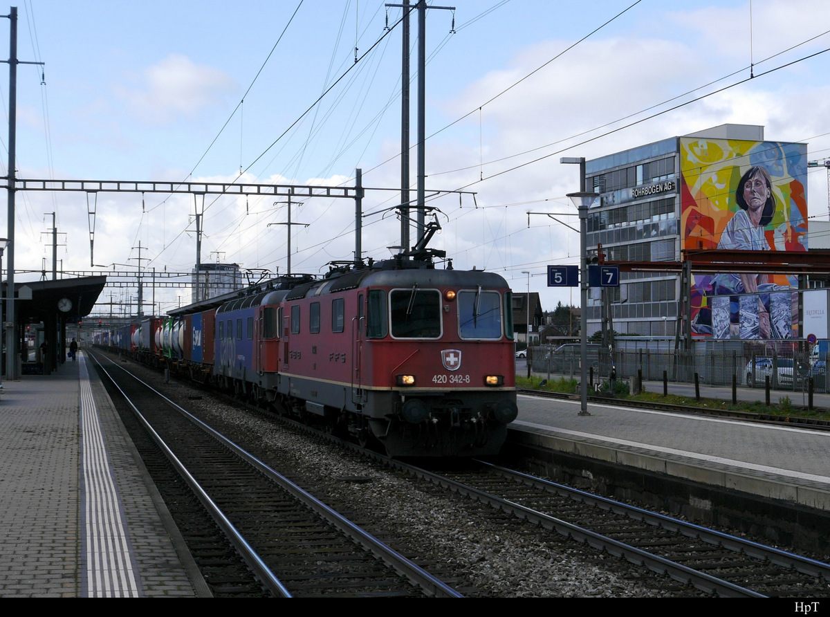 SBB Carco - Loks 420 342-7 und 620 068-7 vor Güterzug bei der durchfahrt im Bahnhof Prattelen am 18.01.2020