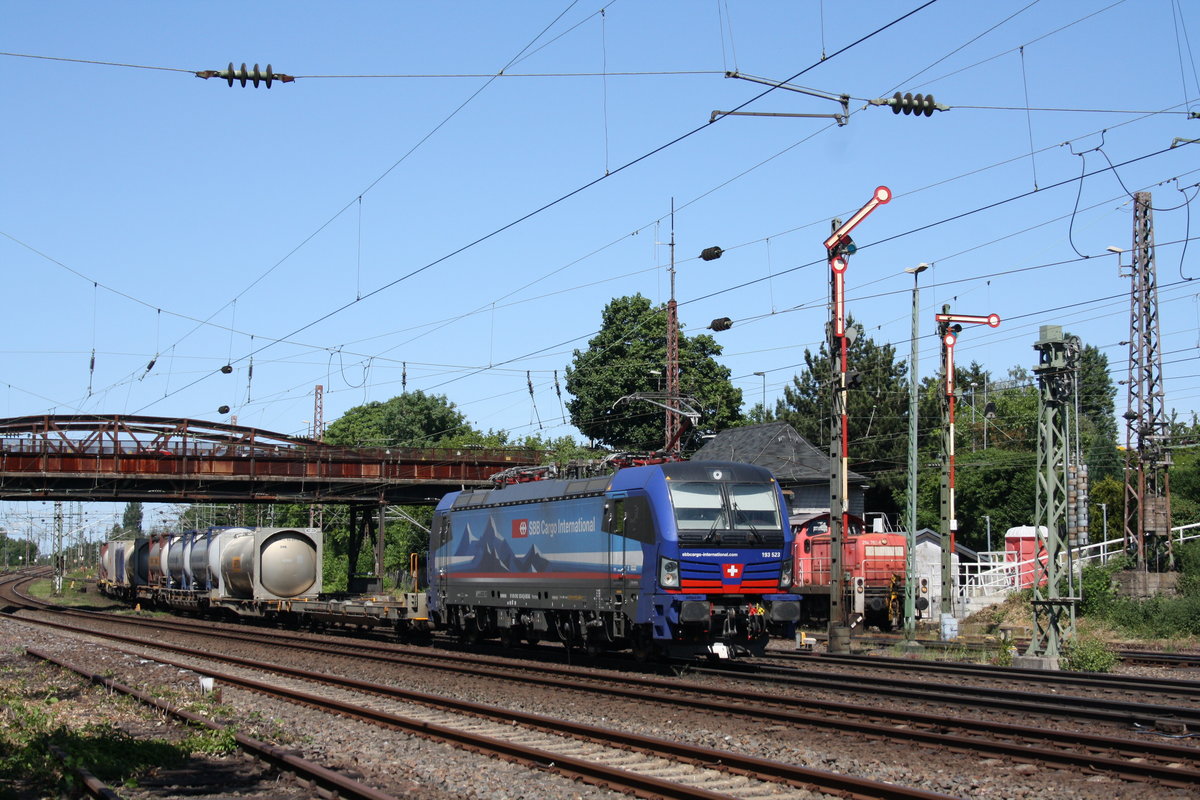 SBB Cargo 193 523 mit einem CT bei schönstem Licht Im Düsseldorfer Norden, genauer gesagt in Rath. Unterwegs war dieser zug richtung Köln.
