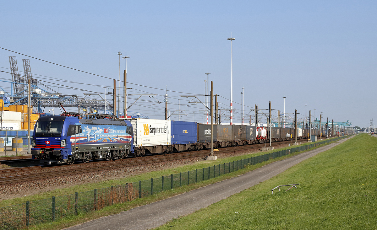 SBB Cargo 193 525 Holland Piercer mit dem GTS-Zug für das letzte Stück zum Botlek, Rotterdam 19. September 2020. 