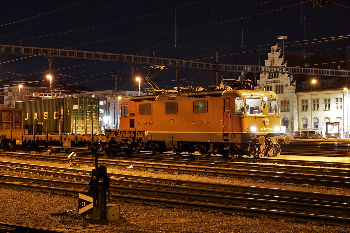 SBB CARGO 420 238-8 zur Abfahrt bereit im Güterbahnhof Solothurn vor der Kulisse des alten Zeughauses am Abend des 12. Februar 2019.
Fotostandort: Wiese neben dem Güterbahnhof.
Foto: Walter Ruetsch