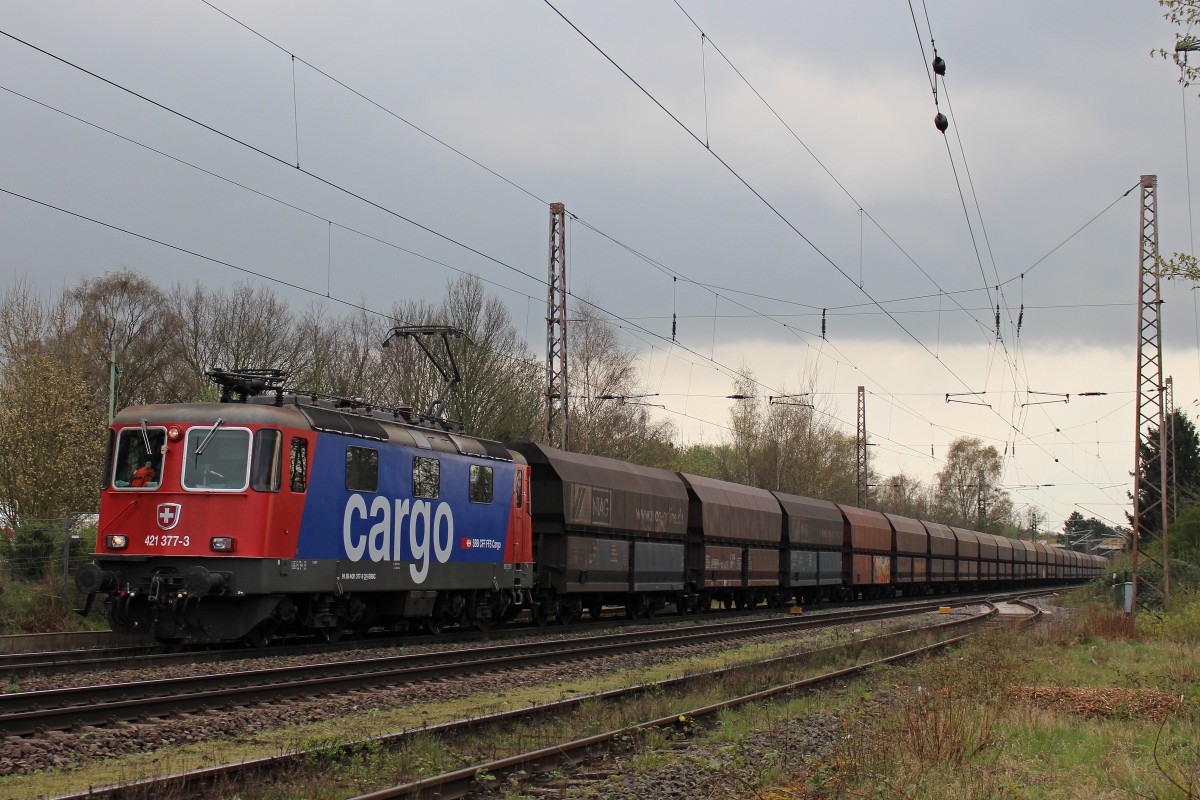 SBB Cargo 421 377 am 24.3.14 für die NIAG mit einem leeren Falns Wagenzug in Ratingen-Lintorf.