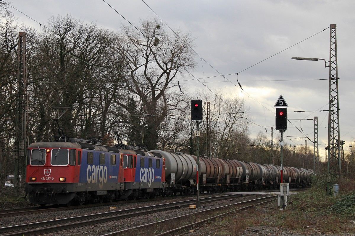 SBB Cargo 421 387+421 388 am 16.1.14 mit einem Kesselzug nach Gelsenkirchen-Bismarck in Ratingen-Lintorf.