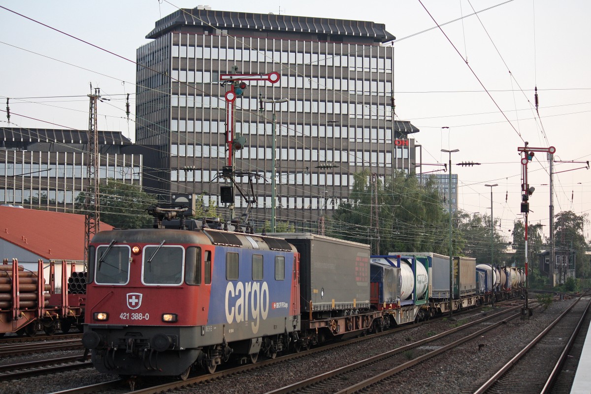 SBB Cargo 421 388 am 24.9.13 mit einem KLV in Düsseldorf-Rath.