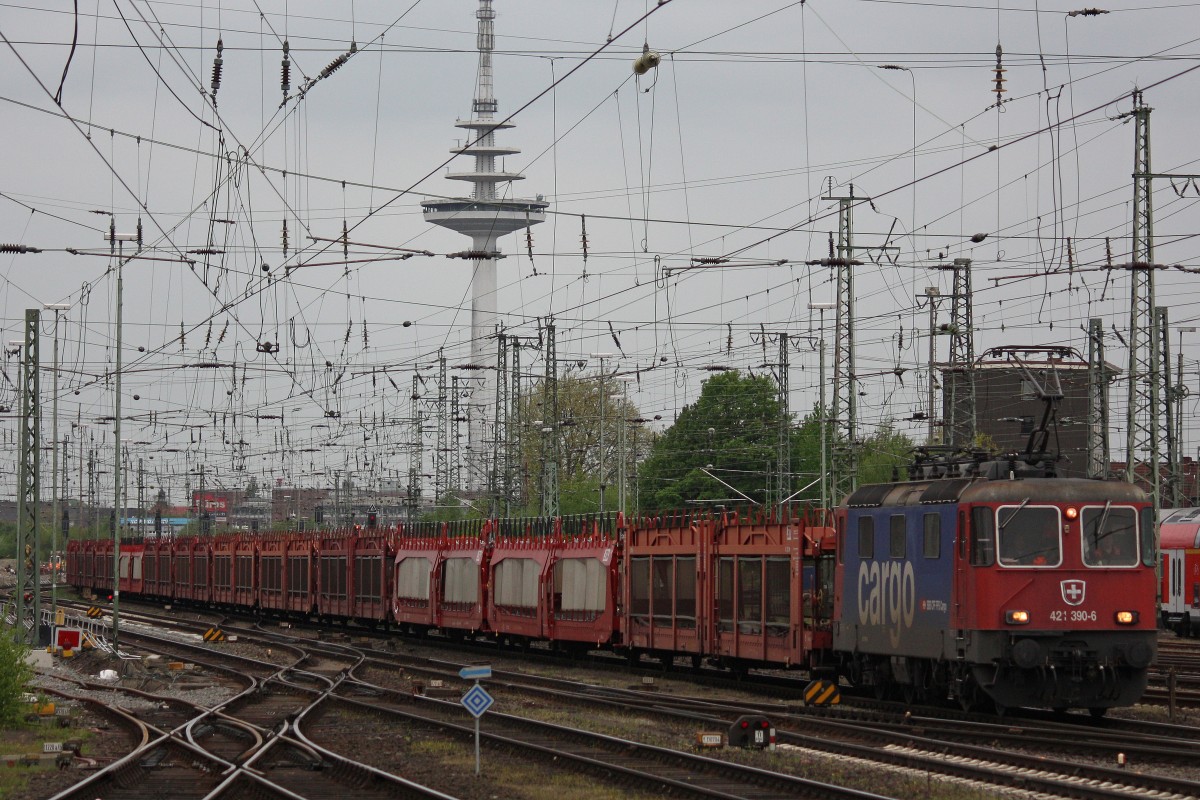 SBB Cargo 421 390 zog am 10.5.13 einen leeren Autozug fr TXL durch Bremen Hbf.