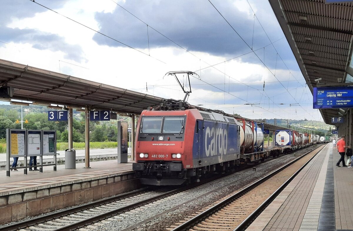 SBB Cargo 482 000-7 mit einem KLV Richtung Bad Kösen, am 04.08.2021 in Naumburg (S) Hbf.