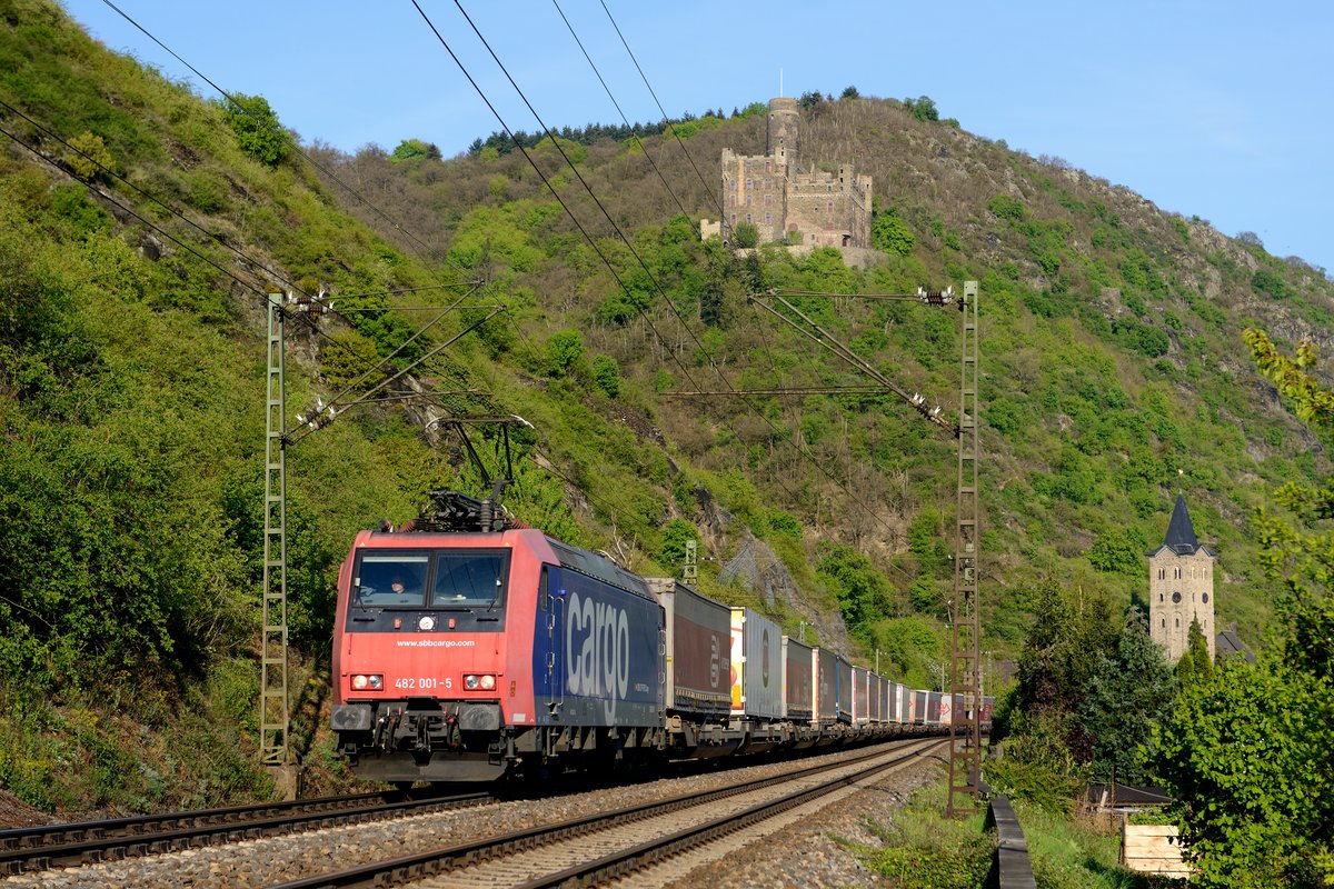 SBB Cargo 482 001 mit KLV-Zug auf der rechten Rheinstrecke bei Wellmich (20. April 2017).